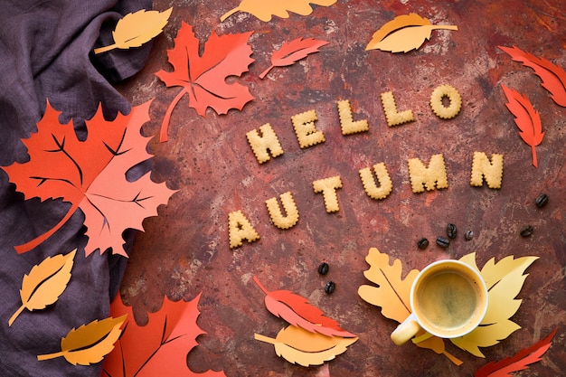 Autunno timeon scuro con foglie, biscotti e caffè