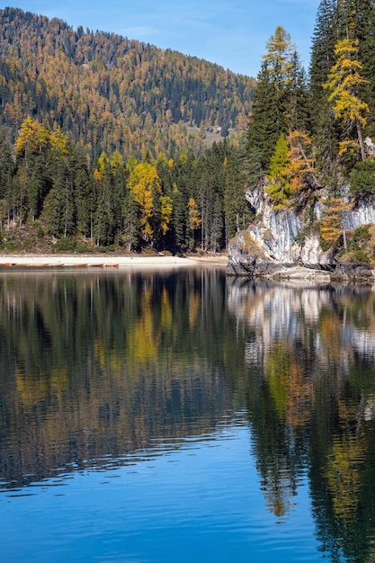 Autunno tranquillo lago alpino di Braies o Lago di Braies Parco nazionale di FanesSennesPrags Alto Adige Dolomiti Alpi Italia Europa