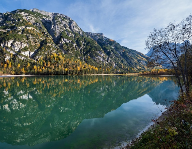 Autunno tranquillo lago alpino Durrensee o Lago di Landro Snowcapped Cristallo gruppo roccioso dietro Dolomiti Italia Europa Pittoresco viaggio stagionale e natura bellezza concetto scena