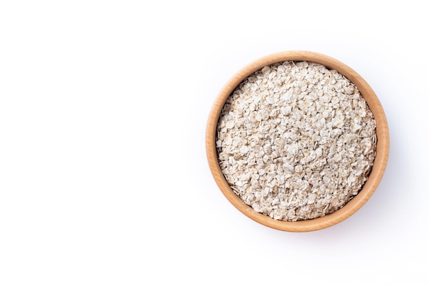 Avena arrotolata fiocchi di avena di cereali per colazione sani in una ciotola isolati su sfondo bianco