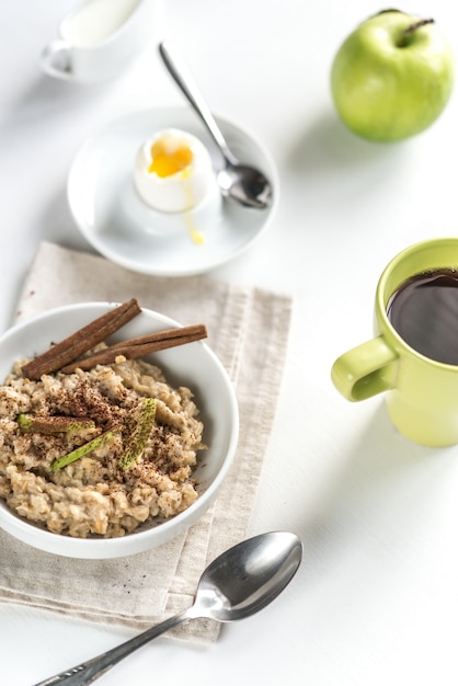 Avena con uovo e mela verde