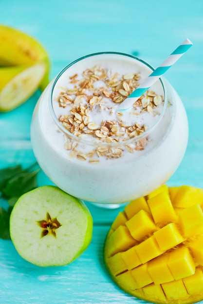 Avena durante la notte con mango e cocco