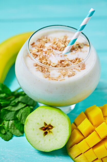 Avena durante la notte con mango e cocco