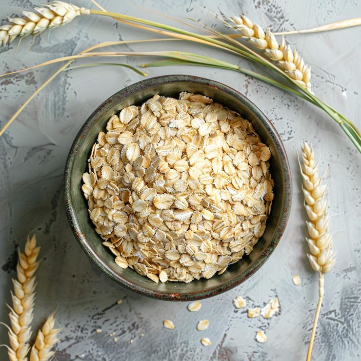 Foto avena in una ciotola con avena su un tavolo