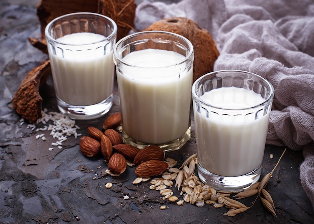 Avena, latte di cocco e mandorle. Bevanda vegana non casearia