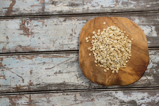 Avena su tavola di legno