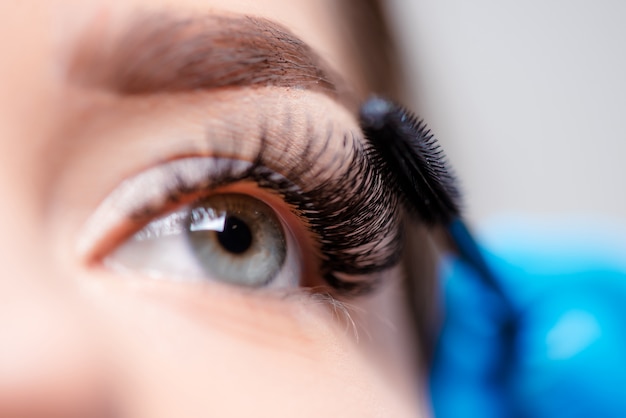 Avendo i capelli pettinati le ciglia, bella ragazza.