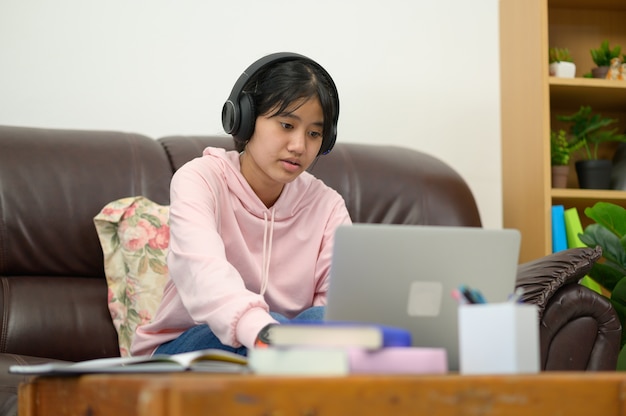 avendo lezione online.I bambini asiatici studiano da soli con l'e-learning a casa. Formazione online e studio autonomo e concetto di homeschooling.