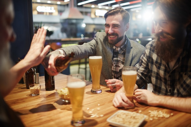 Avere birra in un pub