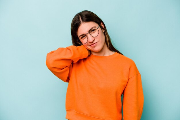 Avere un dolore al collo dovuto allo stress massaggiandolo e toccandolo con la mano