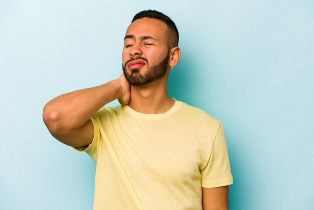 Avere un dolore al collo dovuto allo stress massaggiandolo e toccandolo con la mano