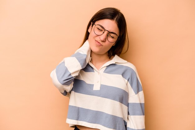 Avere un dolore al collo dovuto allo stress massaggiandolo e toccandolo con la mano