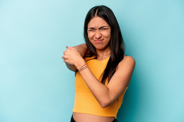 Avere un dolore al collo dovuto allo stress massaggiandolo e toccandolo con la mano