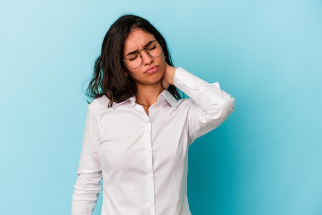 Avere un dolore al collo dovuto allo stress massaggiandolo e toccandolo con la mano