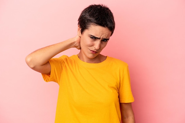 Avere un dolore al collo dovuto allo stress massaggiandolo e toccandolo con la mano