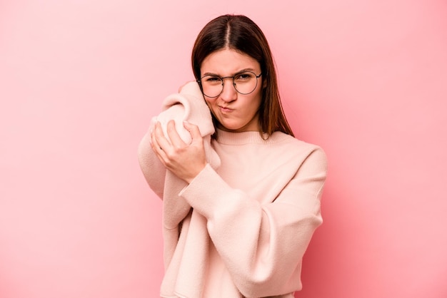 Avere un dolore al collo dovuto allo stress massaggiandolo e toccandolo con la mano