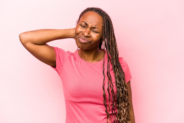 Avere un dolore al collo dovuto allo stress massaggiandolo e toccandolo con la mano