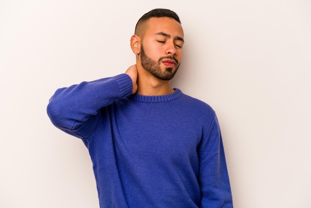 Avere un dolore al collo dovuto allo stress massaggiandolo e toccandolo con la mano