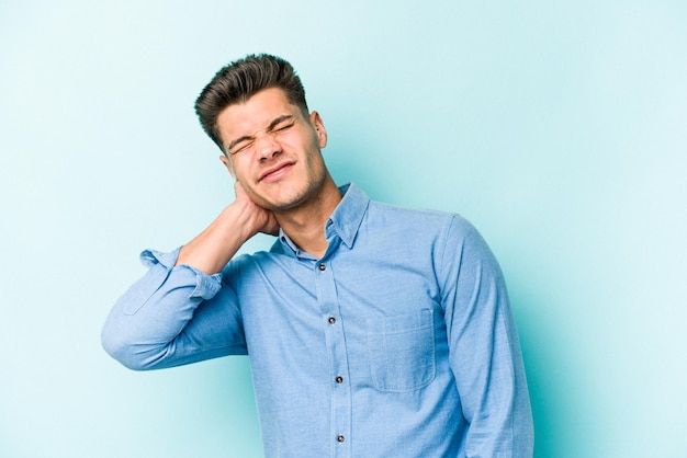 Avere un dolore al collo dovuto allo stress massaggiandolo e toccandolo con la mano