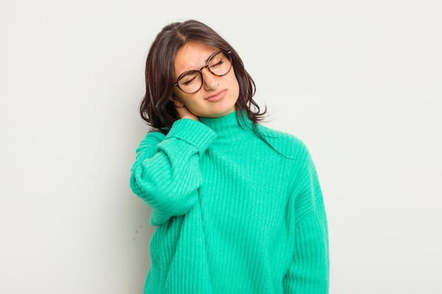 Avere un dolore al collo dovuto allo stress massaggiandolo e toccandolo con la mano