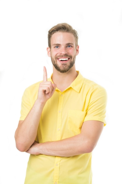 Avere un'idea Sorriso uomo barbuto con il dito sollevato isolato su bianco Macho felice in maglietta gialla con gesto Affari Presta attenzione a questa idea fresca Casualmente bello
