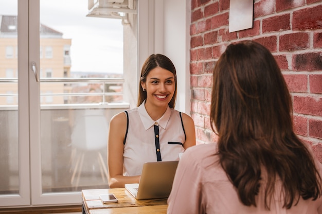 Avere una conversazione interessante con la sorella durante il lavoro in ufficio a casa