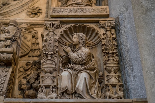 Avila, Spagna - 17 aprile 2019. Interno della Cattedrale di Avila durante la celebrazione della Settimana Santa in Spagna. Scene bibliche in rilievo