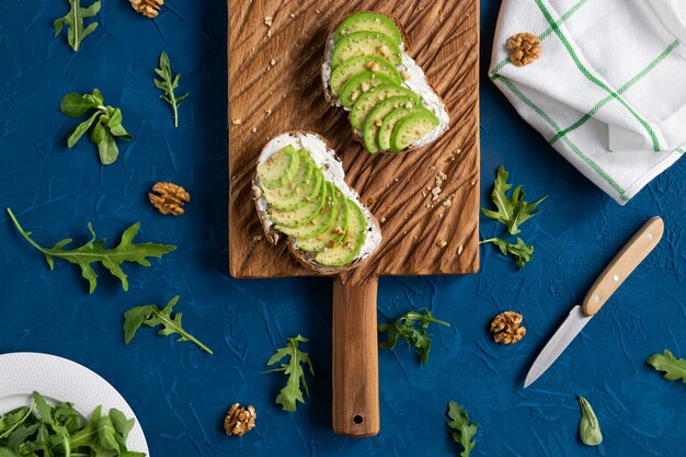 Avocado a fette su pane tostato con colazione a base di noci e concetto di cibo sano