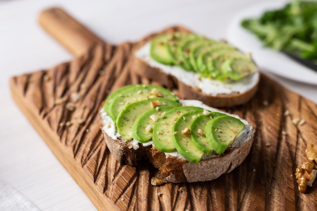 Avocado a fette su pane tostato con noci