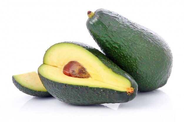 Avocado affettato maturo isolato