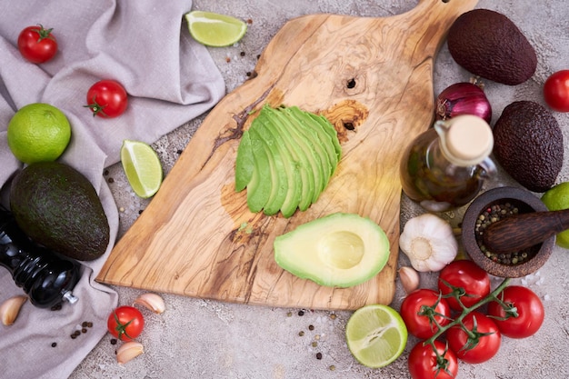 Avocado affettato sul tagliere di legno alla cucina domestica