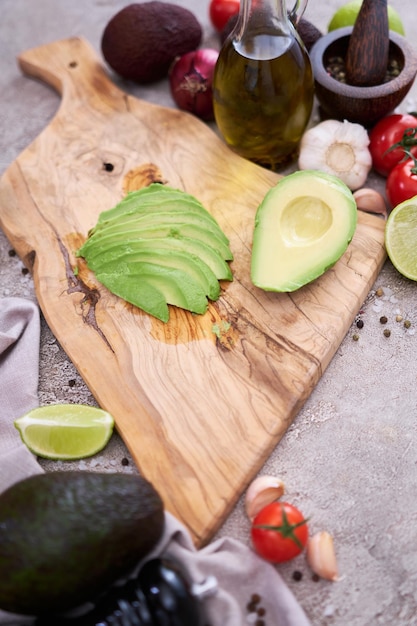 Avocado affettato sul tagliere di legno alla cucina domestica