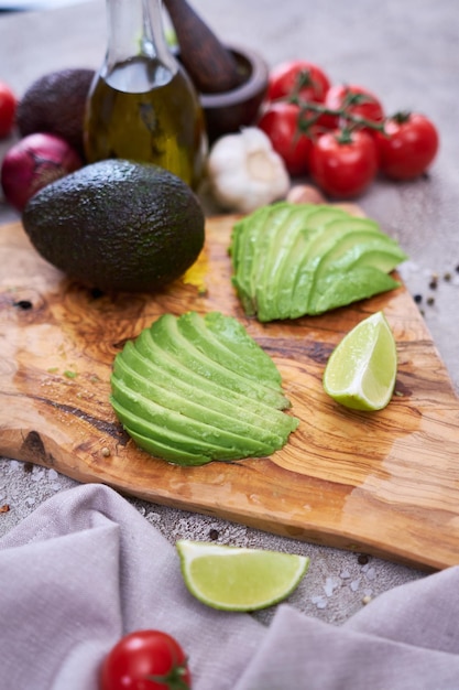 Avocado affettato sul tagliere di legno alla cucina domestica