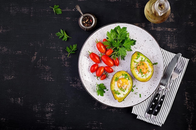 Avocado al forno con uova e insalata fresca Piatto vegetariano Vista superiore Dieta chetogenica Cibo