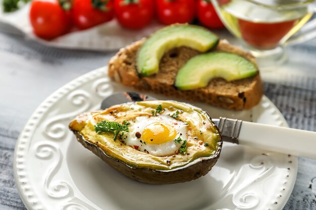 Avocado al forno con uovo sul tavolo