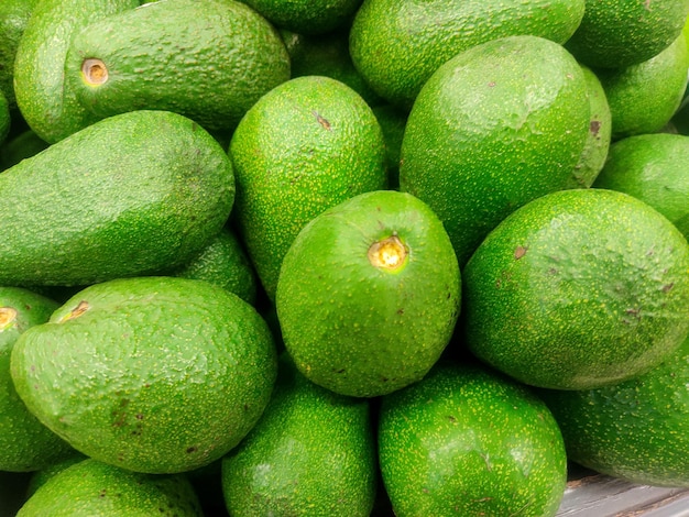 avocado appena raccolto pronto per essere preparato