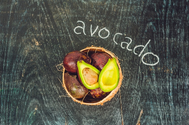 Avocado biologici freschi in un guscio di noce di cocco