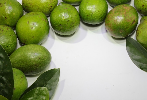 Avocado biologico fresco su sfondo verde, vista dall'alto con spazio per la copia