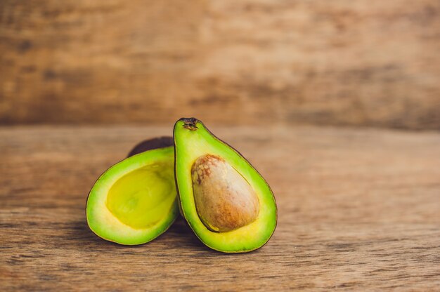 Avocado biologico fresco su un tavolo di legno