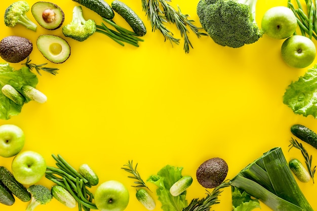 Avocado, broccoli, fagioli, porri e mela fresca su giallo