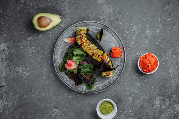 Avocado, cipolla, salmone e formaggio sushi.