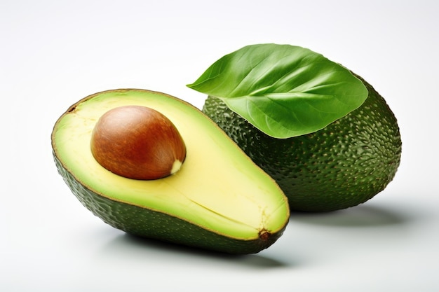 Avocado con foglia in cima Un avocado maturo è mostrato con una foglia verde vivace appoggiata in cima La consistenza liscia dell'avocado contrasta con i dettagli intricati della foglia