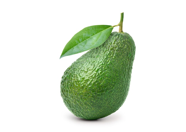 Avocado con foglia verde isolato