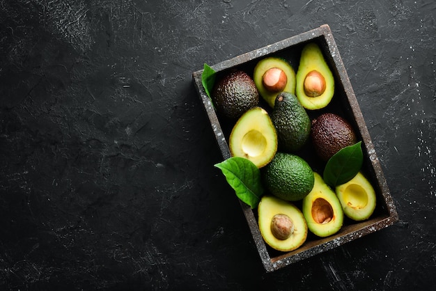 Avocado con foglie nella scatola Stile rustico Vista dall'alto Spazio libero per il testo