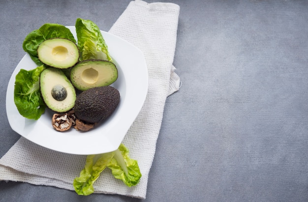 Avocado con lattuga sul piatto grande