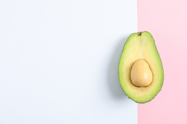 Avocado dal taglio maturo sul colore