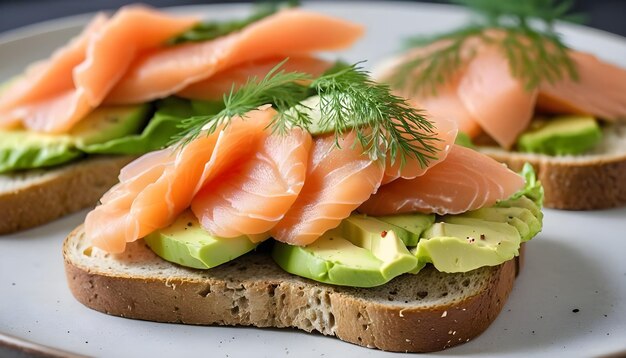 avocado di salmone affumicato in lattuga su una fetta di pane tostato cosparso di aneto fresco