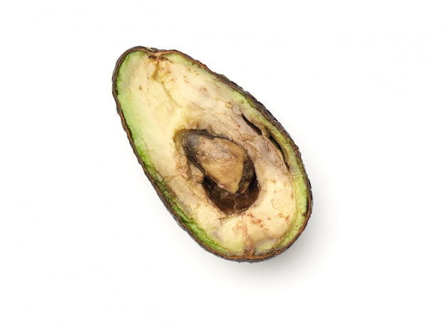 Avocado diviso in due troppo maturo marcio isolato su bianco