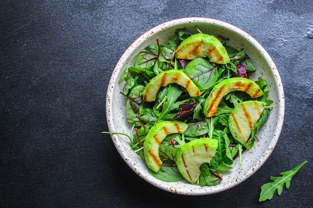 Avocado e foglie verdi grigliati insalata sana