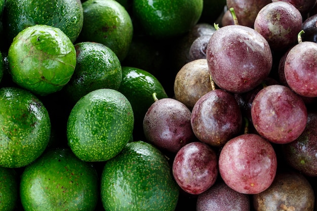 avocado e frutto della passione vendono nel mercato della frutta